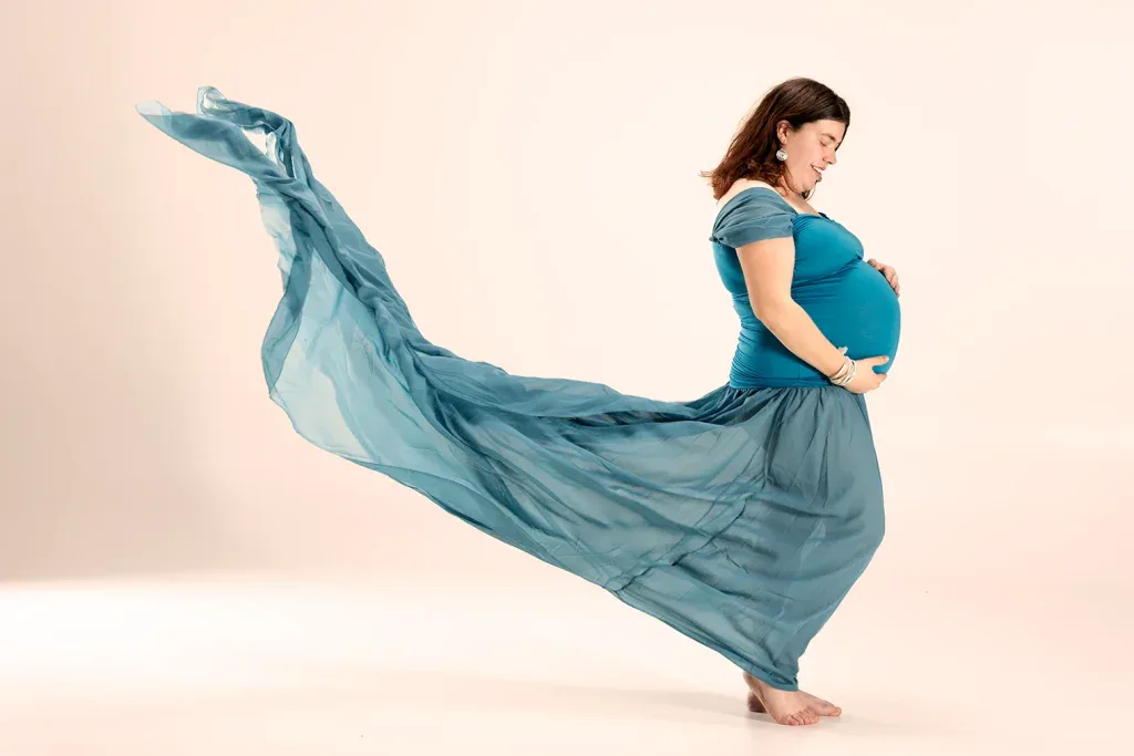 Stilvolles Babybauch Shooting in Zofingen mit blauem Kleid, fliessendem Stoff und ruhiger Studioatmosphäre