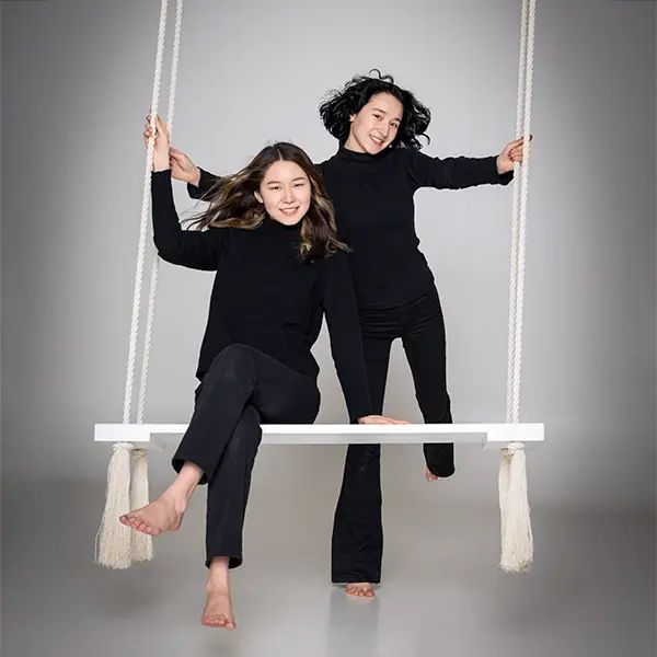 Verspieltes Friends-Shooting in Zofingen mit zwei Freundinnen auf einer Studioschaukel
