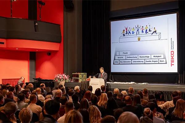 Referent vor Publikum bei einem Firmenevent und einer professionellen Eventreportage in Zofingen