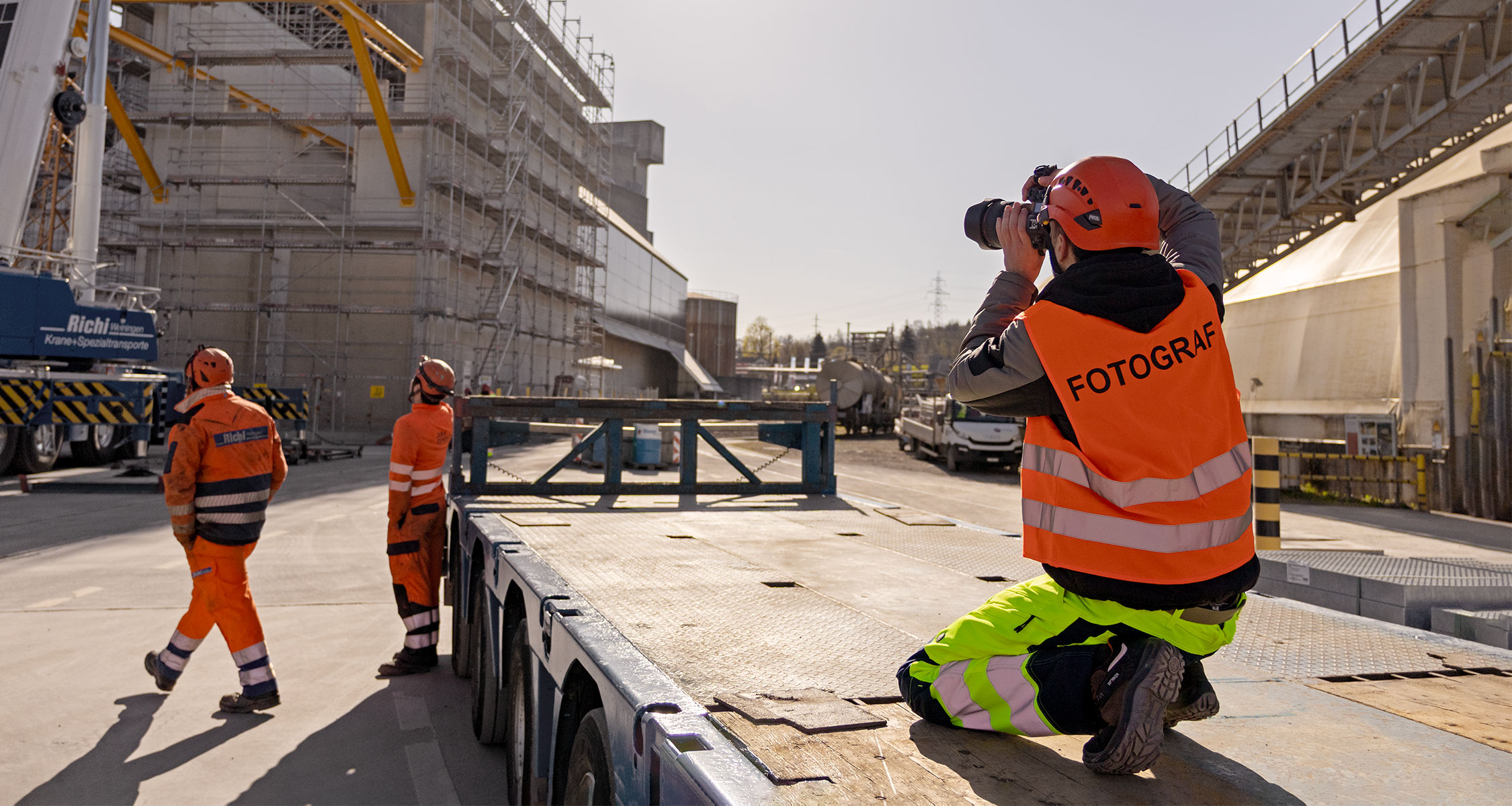 Fotograf bei einer professionellen Firmenreportage auf einem Industriegelände in der Region Zofingen