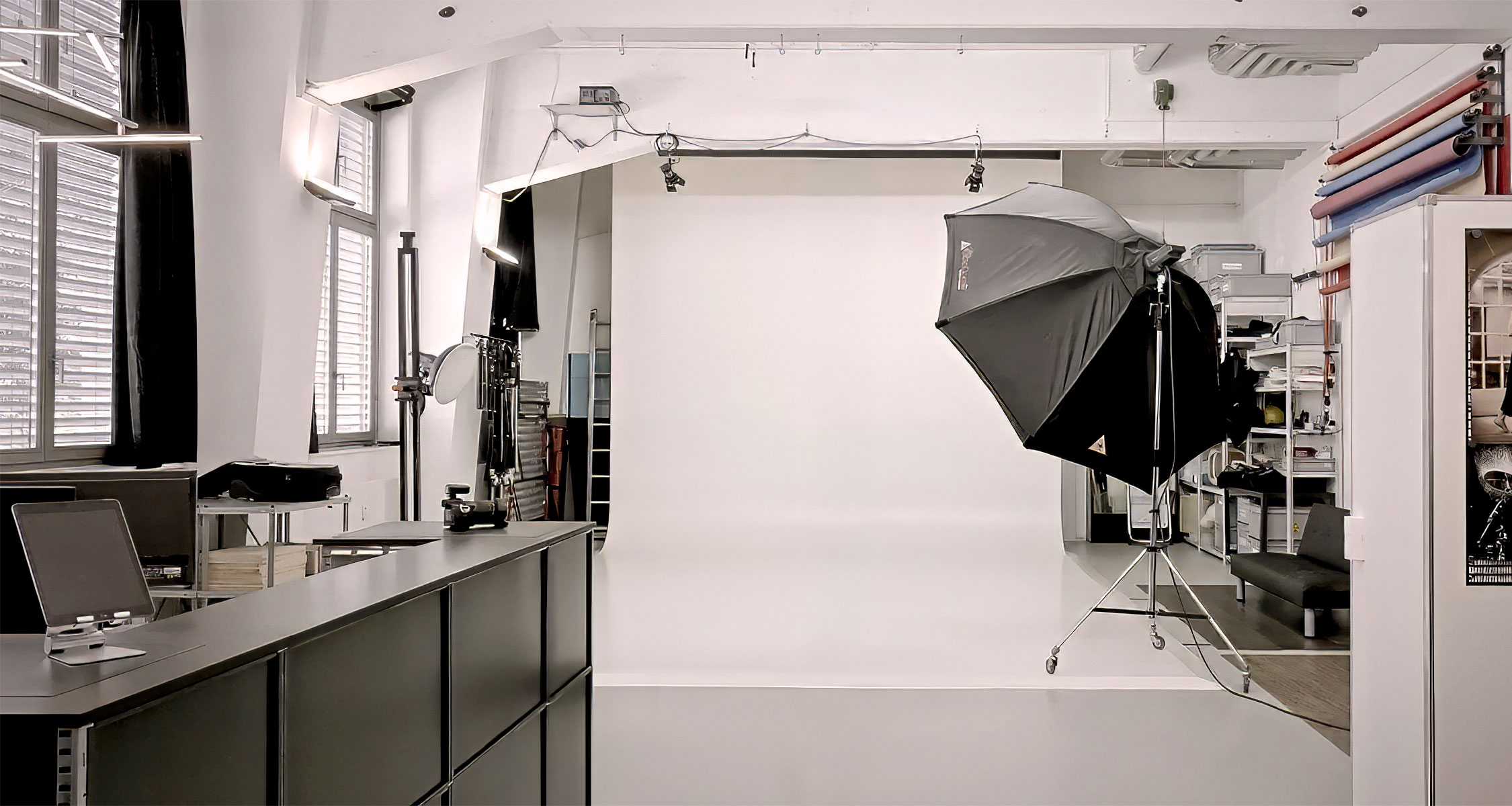 Aufnahmeraum des Fotostudios Fokus in Zofingen mit weissem Hintergrund und professioneller Lichttechnik