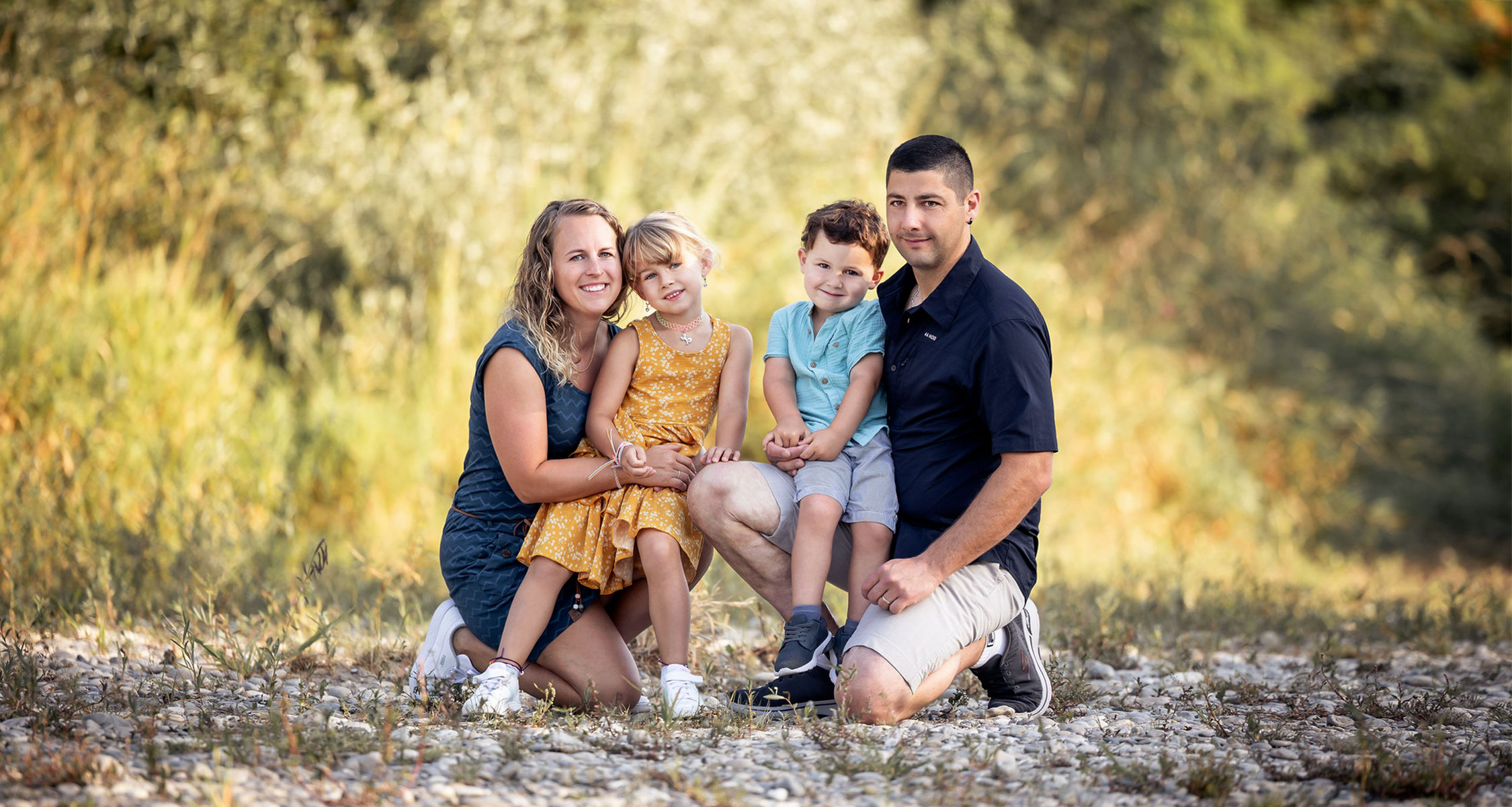 Familie mit zwei Kindern bei einem natürlichen Outdoor-Fotoshooting in der Umgebung von Zofingen.