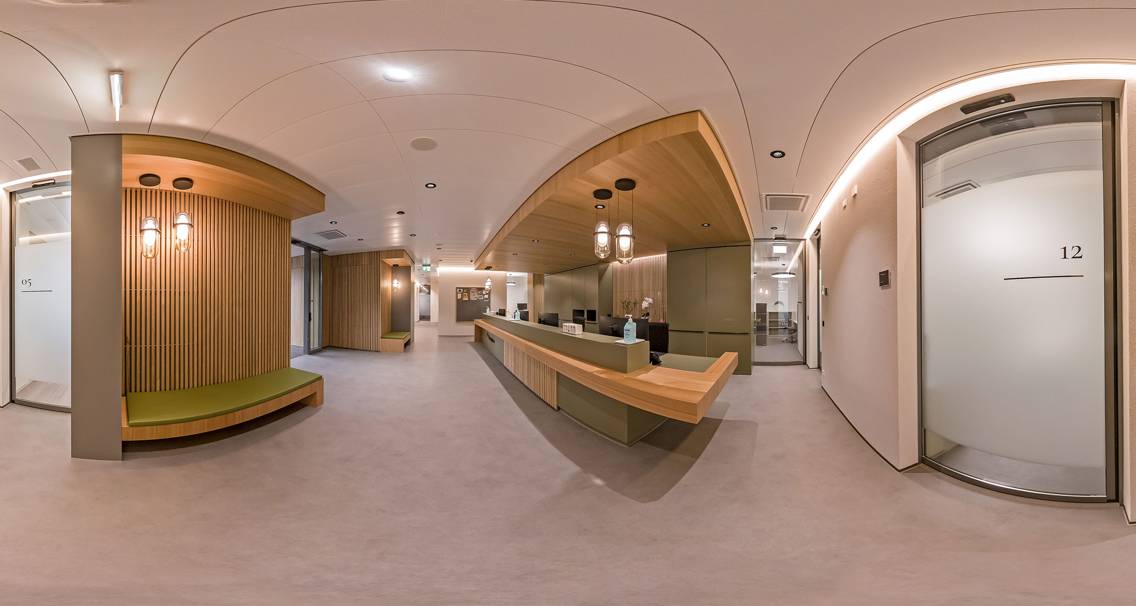 Panoramische 360°-Ansicht des Empfangsbereichs einer modernen Arztpraxis mit Holzverkleidung und Behandlungsräumen.